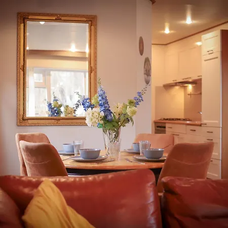 Fenced Backyard With Covered Porch And Free Bikes シャレー